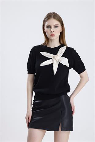 Önü Gül Aksesuarlı Triko Bluz