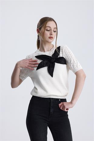 Önü Gül Aksesuarlı Triko Bluz