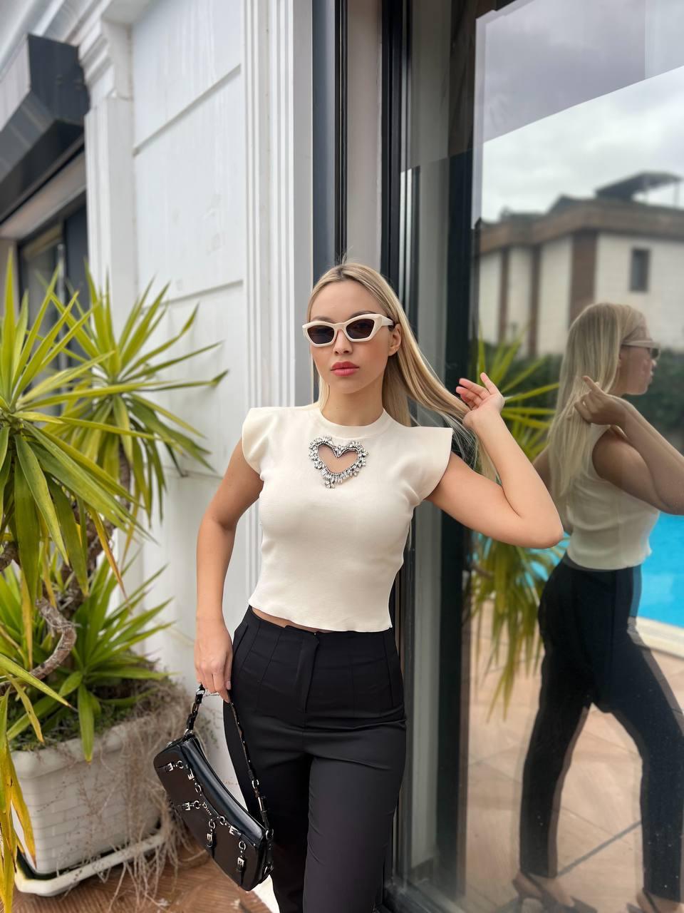 Önü Kalp Aksesuarlı Triko Bluz