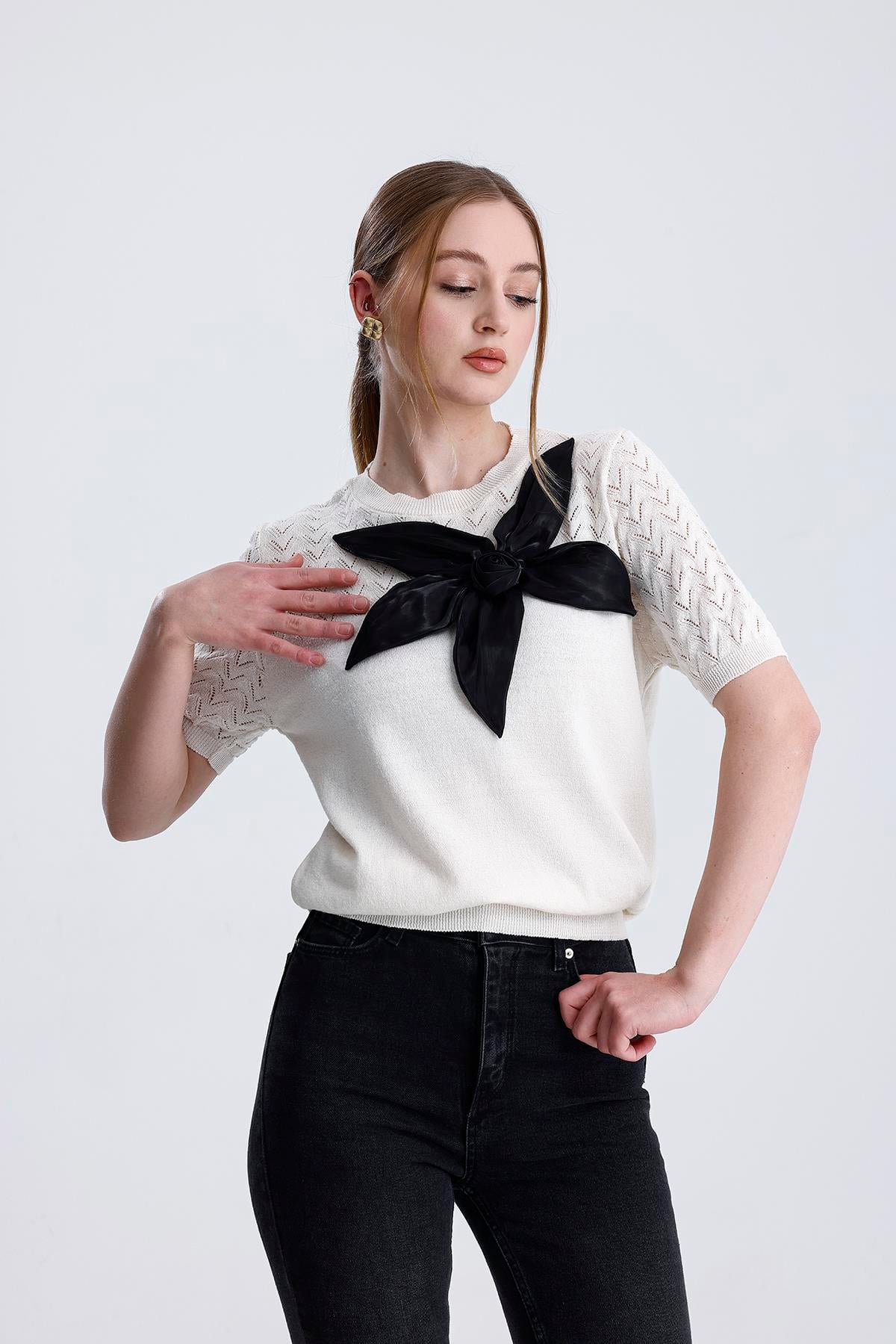 Önü Gül Aksesuarlı Triko Bluz