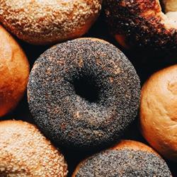 Haşhaşllı Bagel Ekmeği 4'lü Paket (410 Gram) 240derece görseli.