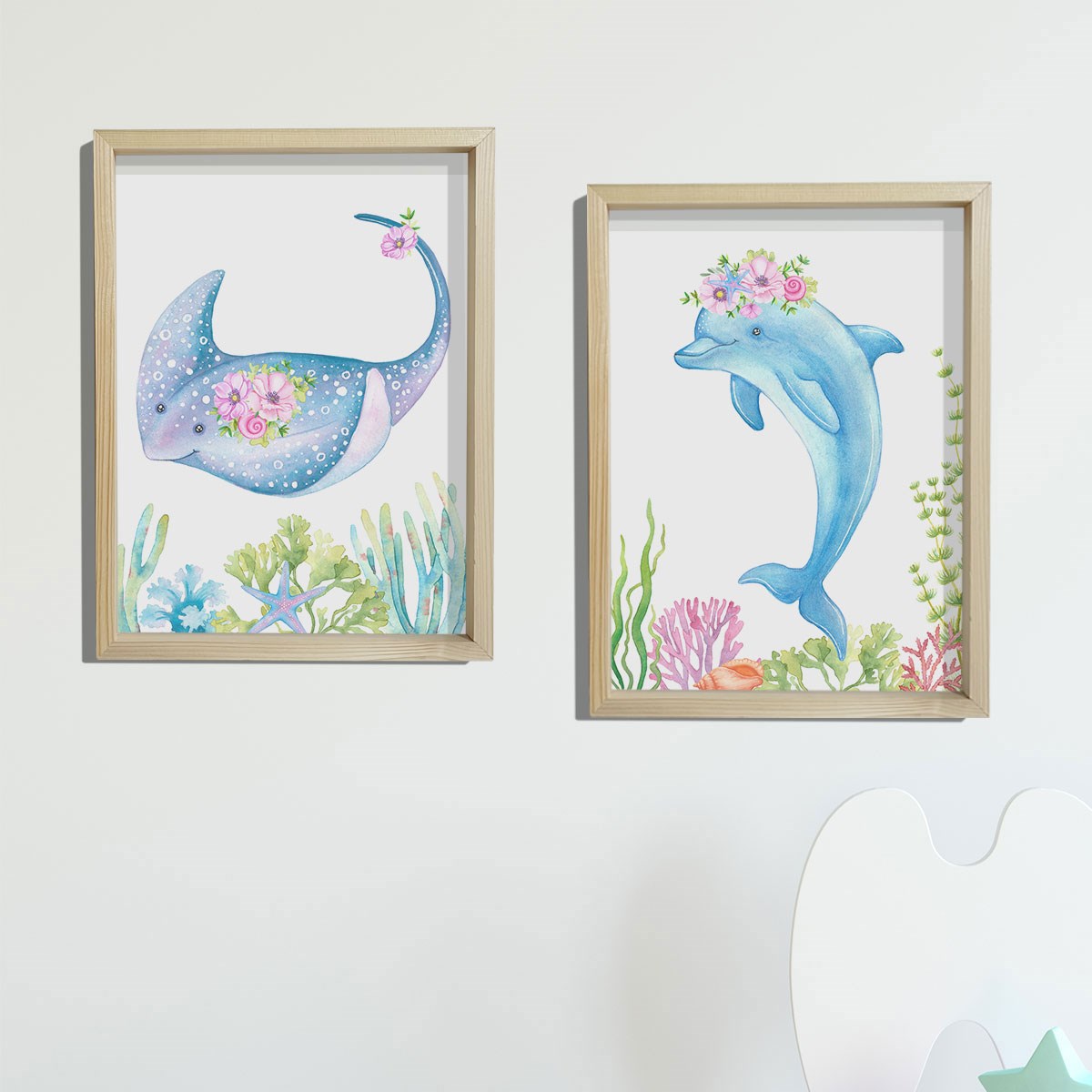 Doğal Çam Çerçeveli Bebek ve Çocuk Odası Duvar Tablosu Çiçekli Vatos Balığı ve Yunus Balığı