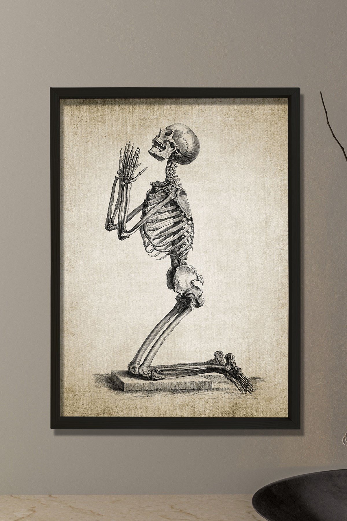 Doğal Çam Çerçeveli Duvar Tablosu Dua Eden İskelet