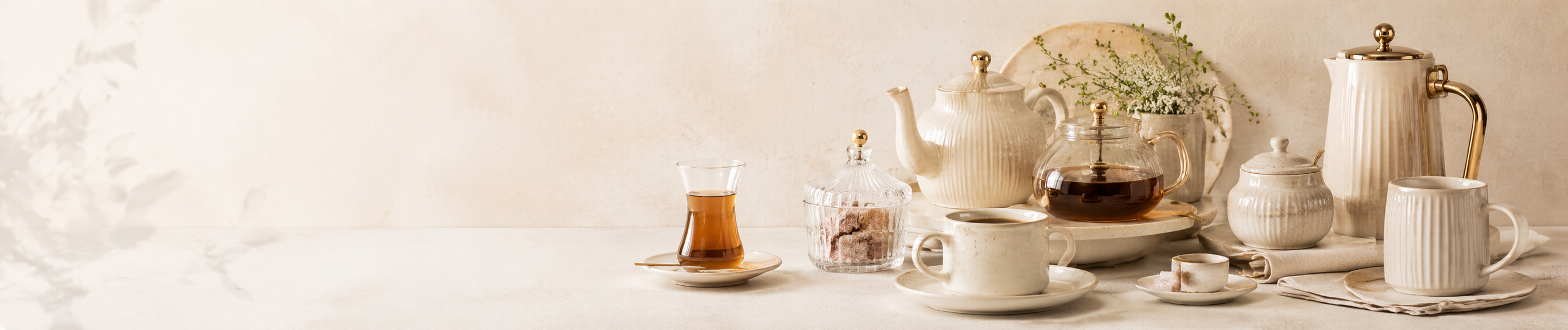 Çay bardağı, çay fincanı, kahve fincanı, fincan takımı ve çaydanlık modelleriyle çay ve kahve sunumlarınızı zarif biçimde tamamlayın.