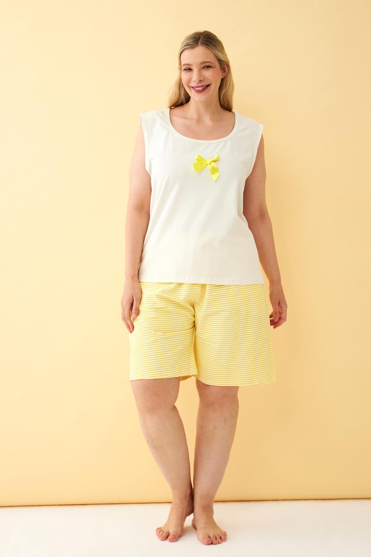 Akbeniz Kadın Beyaz Kurdele Detaylı Sarı Çizgili Şortlu Büyük Beden Pijama Takımı