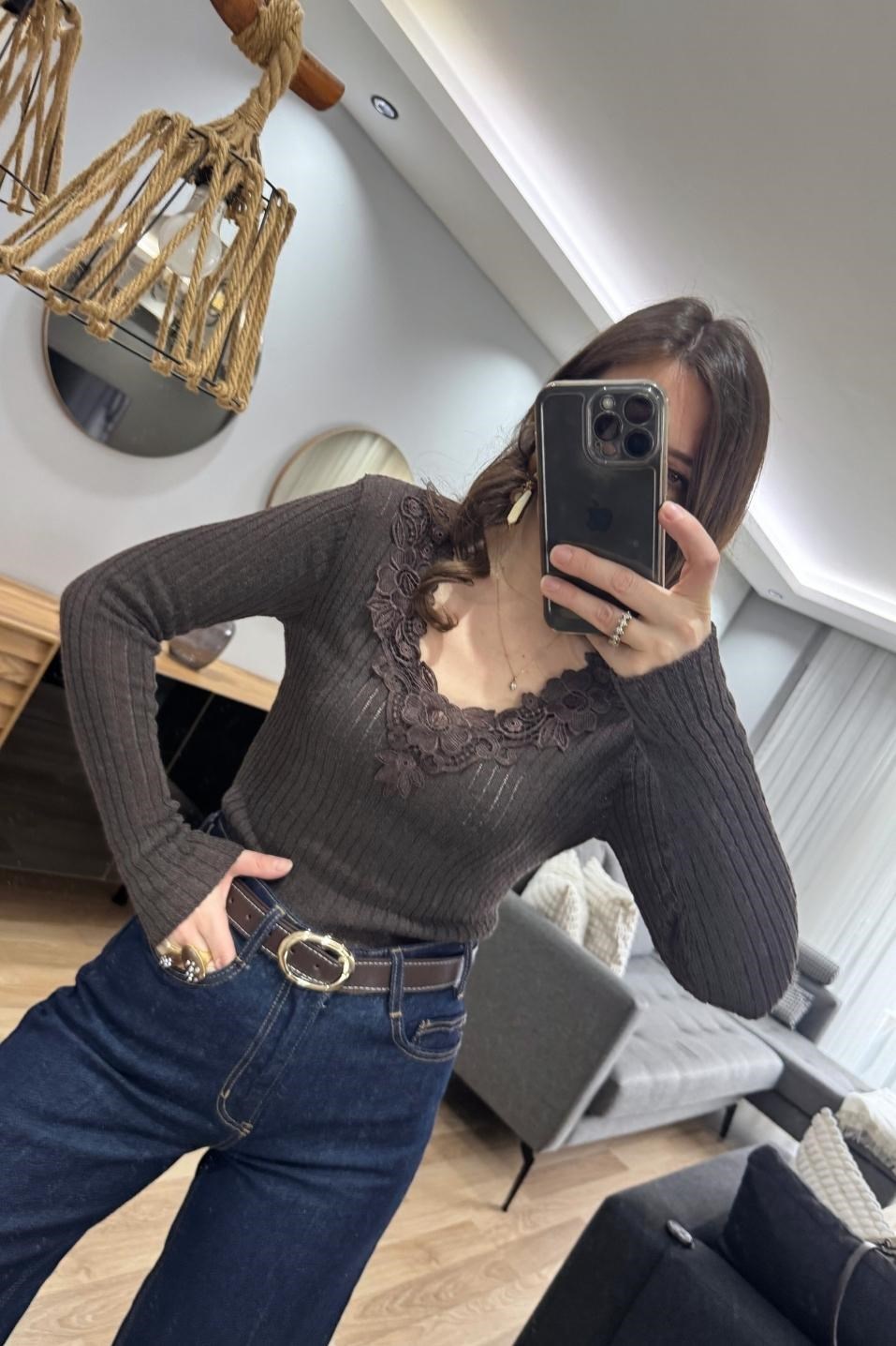 Dantel Yaka Fit Triko Bluz Kahverengi