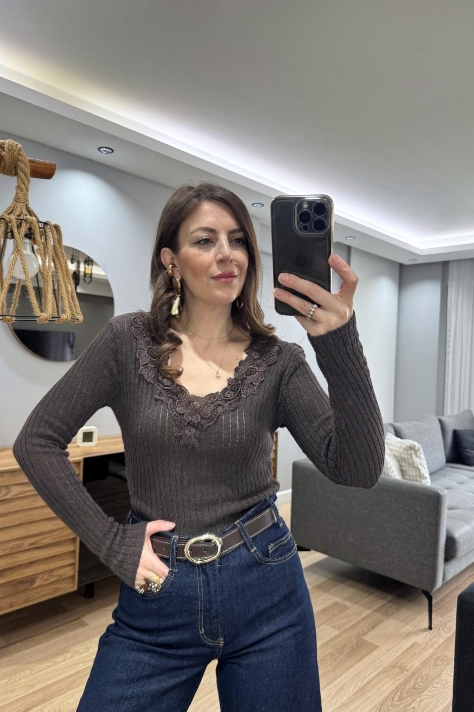 Dantel Yaka Fit Triko Bluz Kahverengi