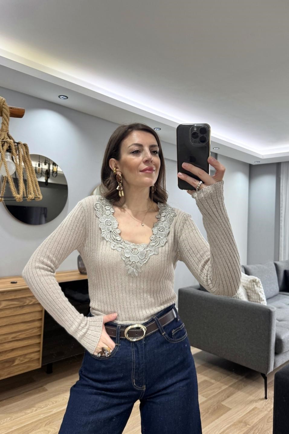 Dantel Yaka Fit Triko Bluz Taş