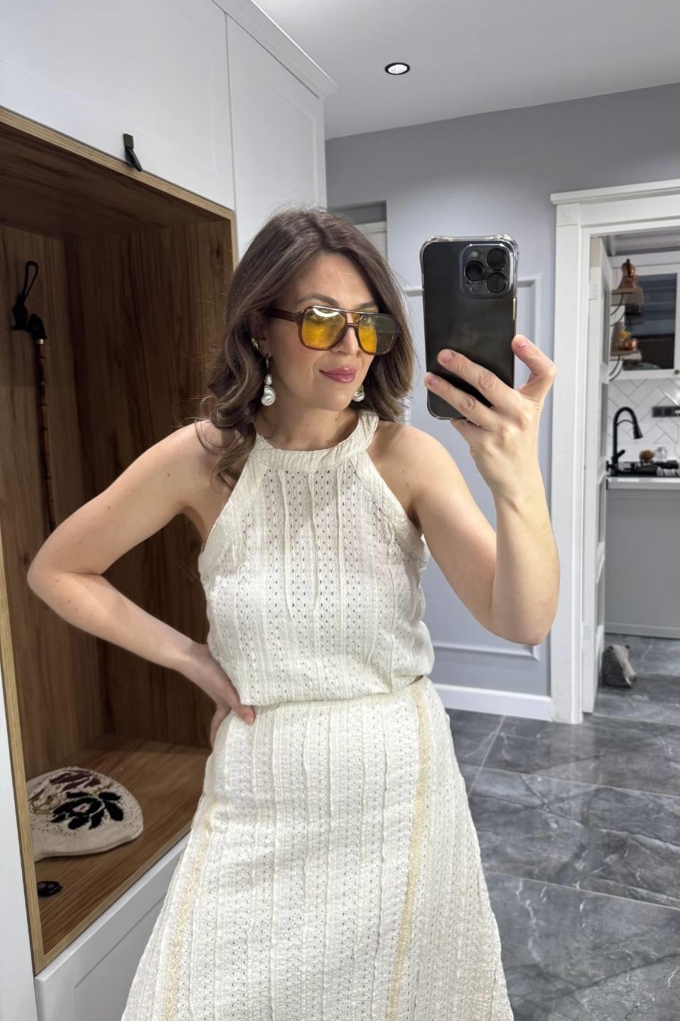 Halter Yaka Lazer Güpür Detaylı Bluz Ekru