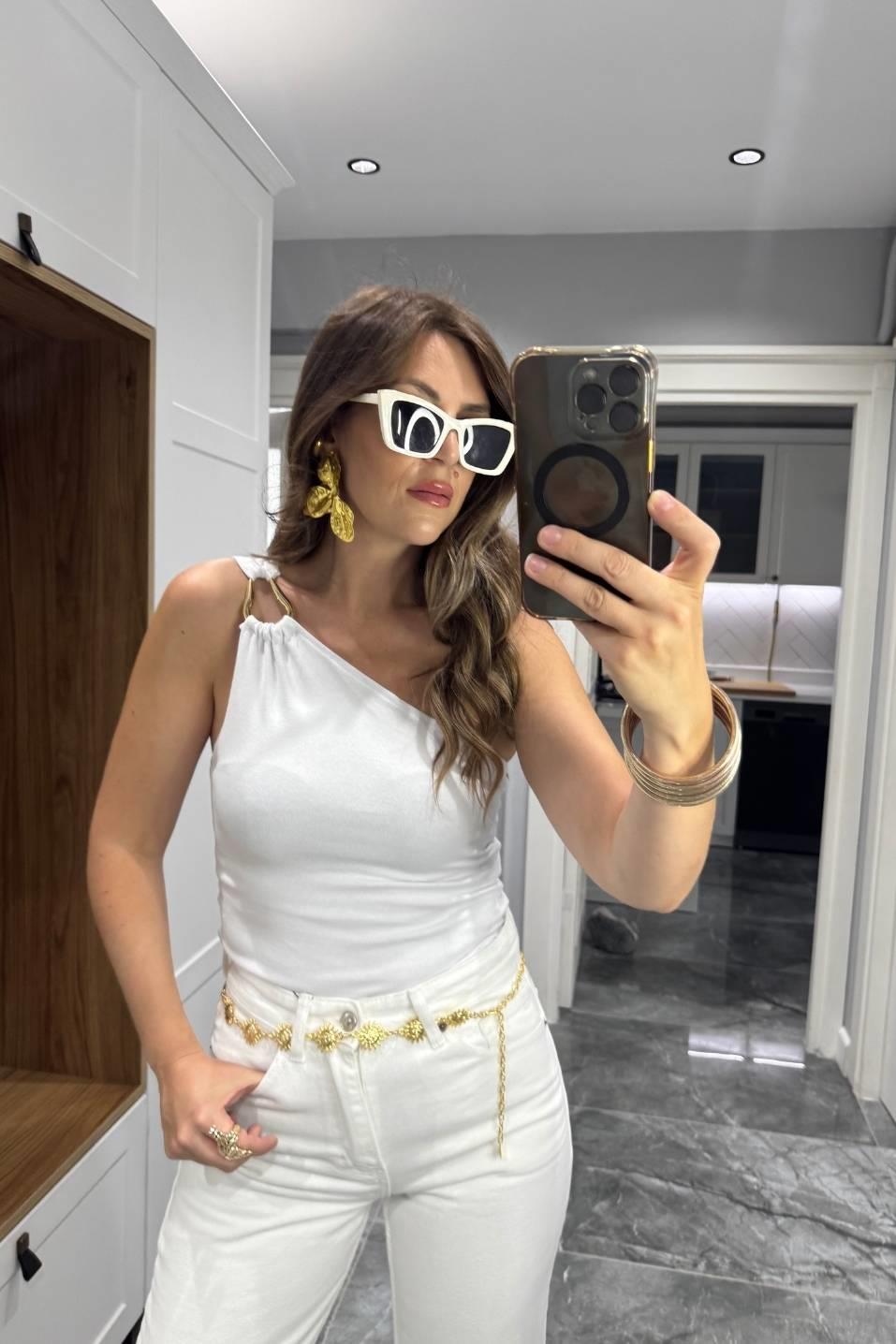 Liora Aksesuarlı Tek Omuz Bluz Beyaz