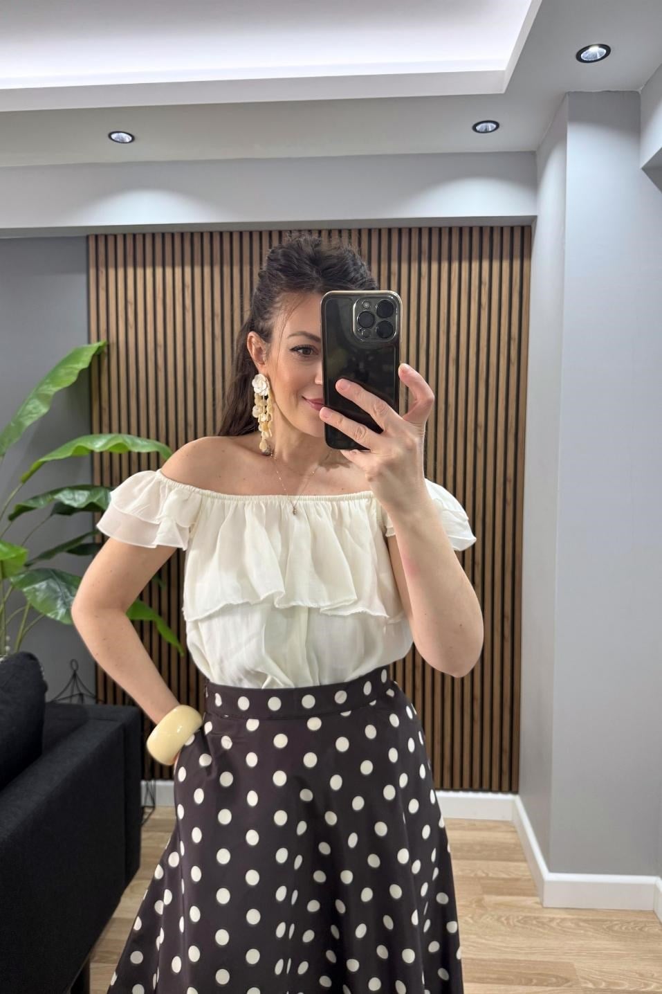 BluzMadonna Yaka Fırfırlı Bluz Ekru