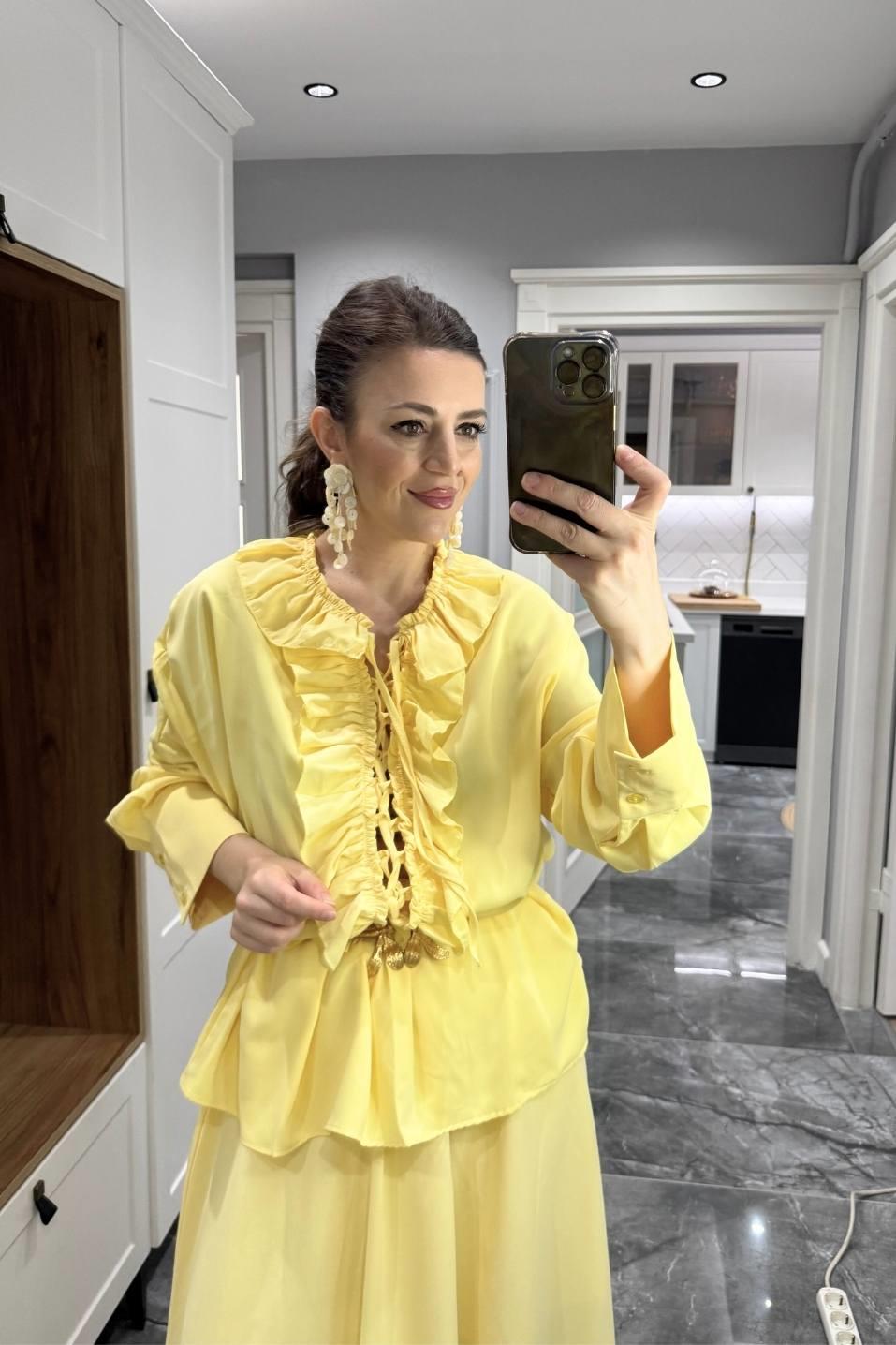 Önü Bağlama Detay Bluz Sarı