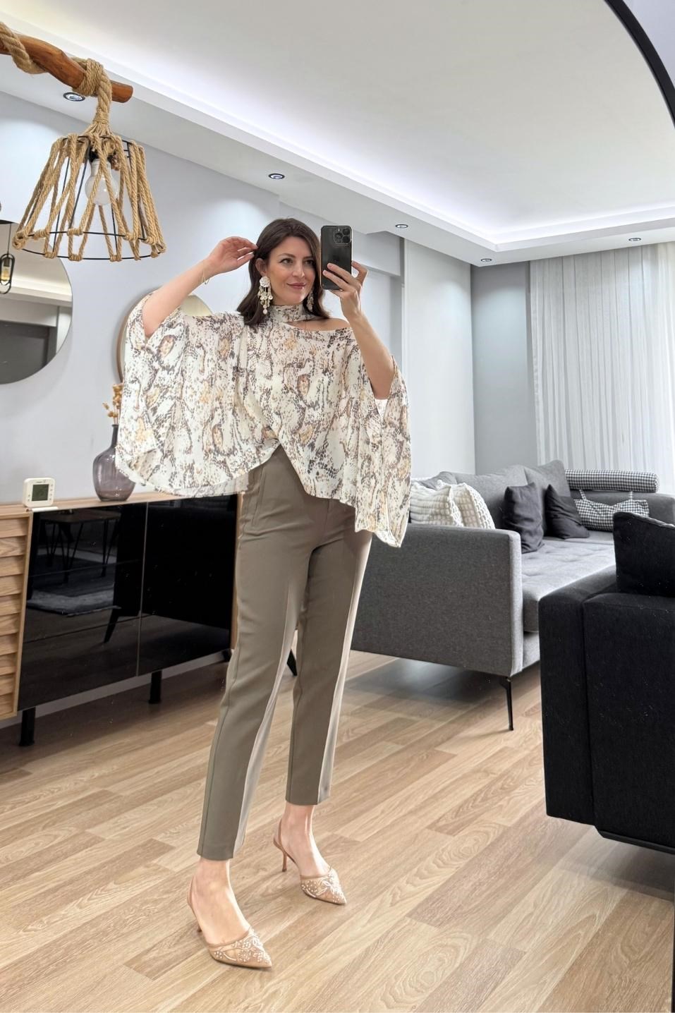 Yılan Desenli Fularlı Bluz Bej-Kahve