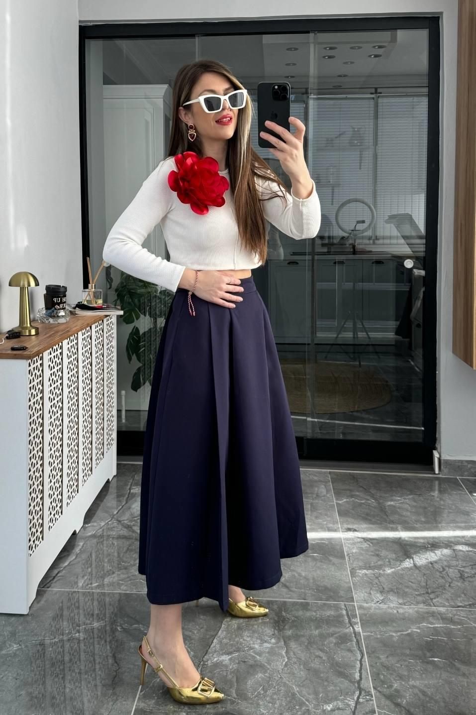 Gül Aksesuarlı Crop Top Kırmızı