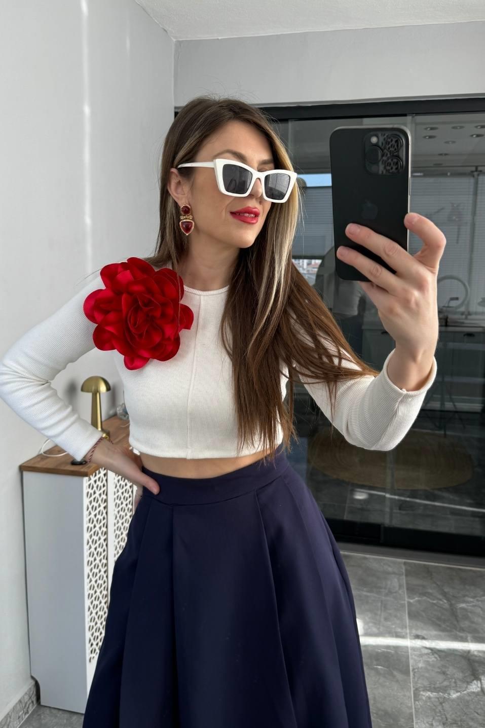 Gül Aksesuarlı Crop Top Kırmızı