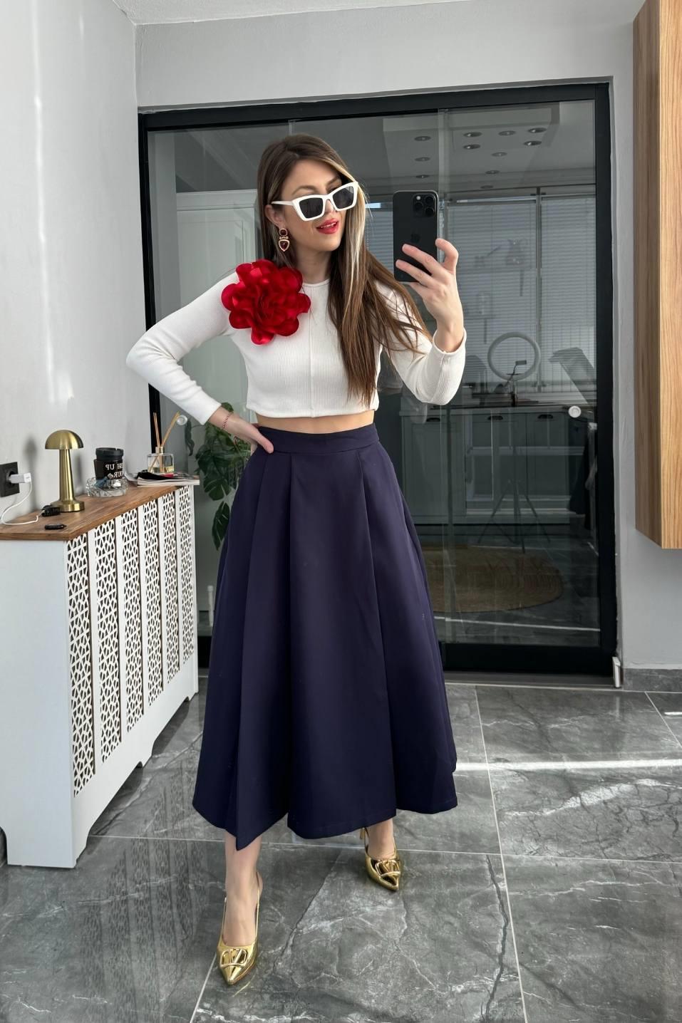 Gül Aksesuarlı Crop Top Kırmızı