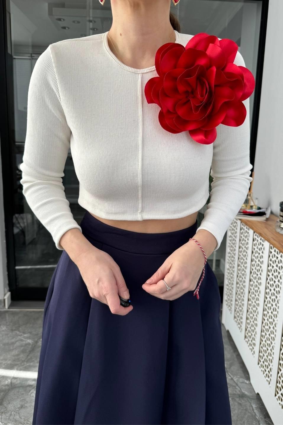 Gül Aksesuarlı Crop Top Kırmızı
