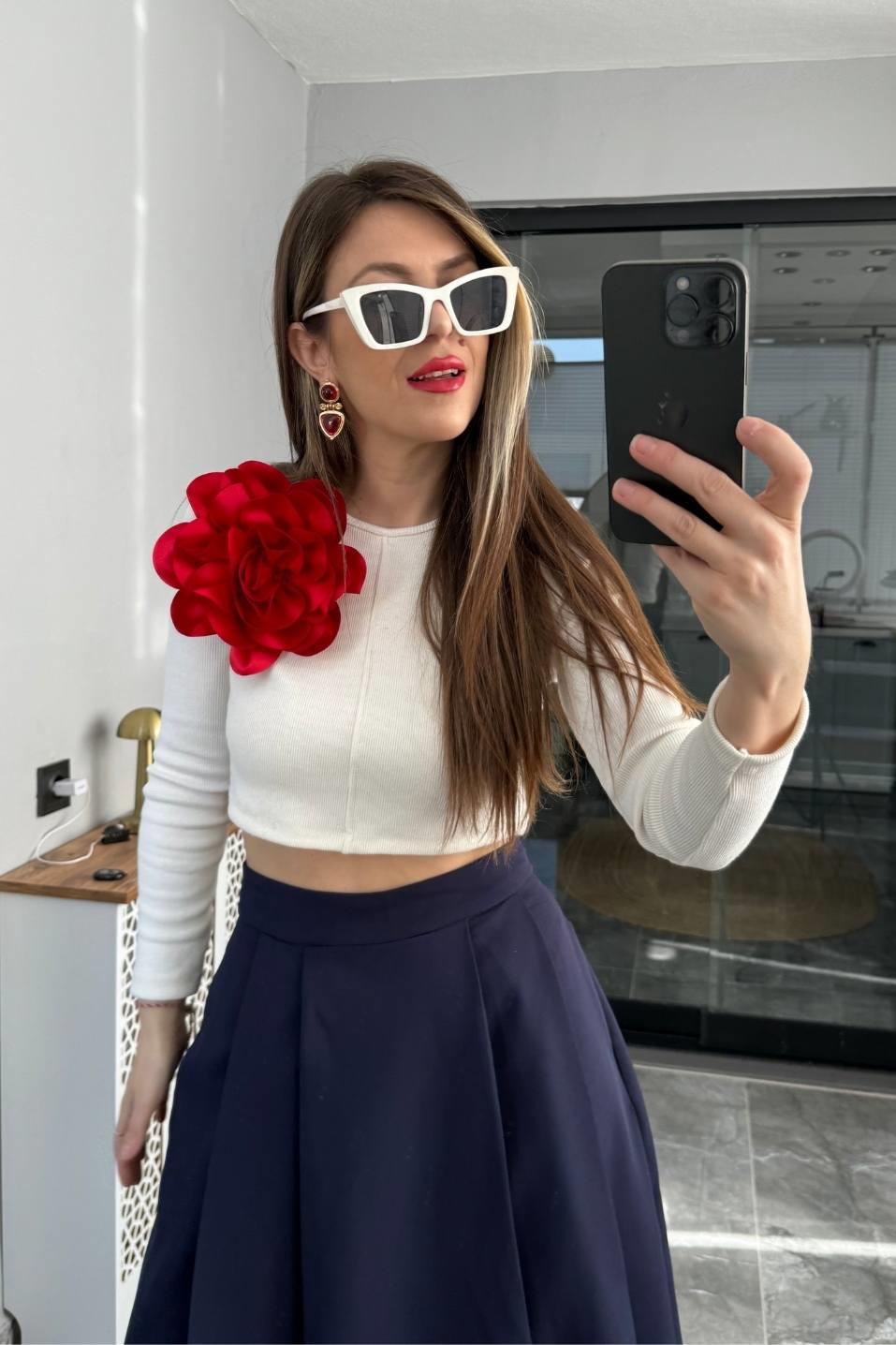 Gül Aksesuarlı Crop Top Kırmızı
