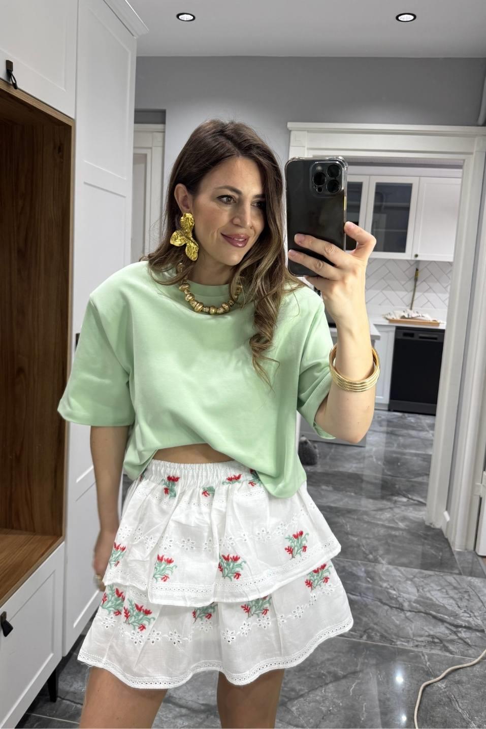 Fistolu Volanlı Katlı Çiçekli Mini Etek Beyaz-Kırmızı