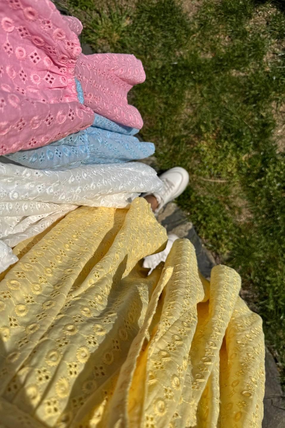 Beli Büzgülü Kuşaklı Lazer Kesim Astarlı Elbise Açık Sarı