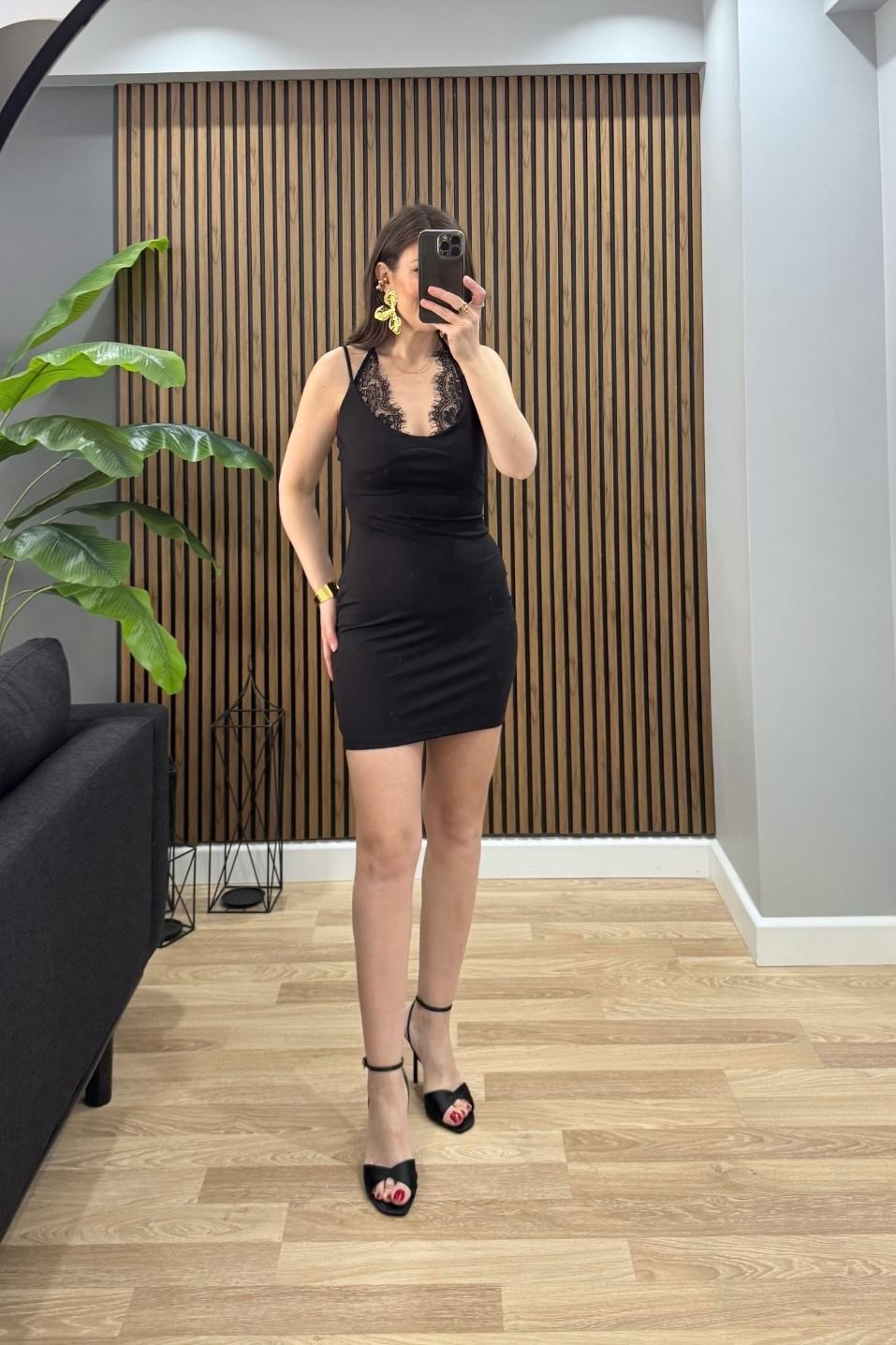 Klasik ElbiseDantel Detaylı Mini Elbise Siyah