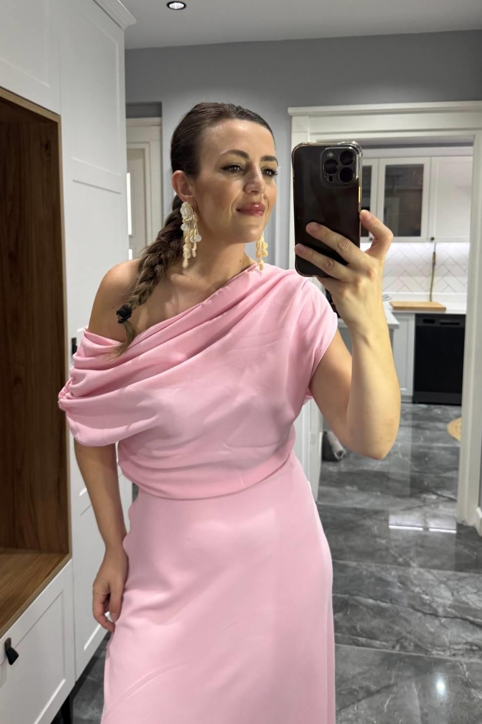 Omuzları Büzgü Detaylı Uzun Elbise Pembe