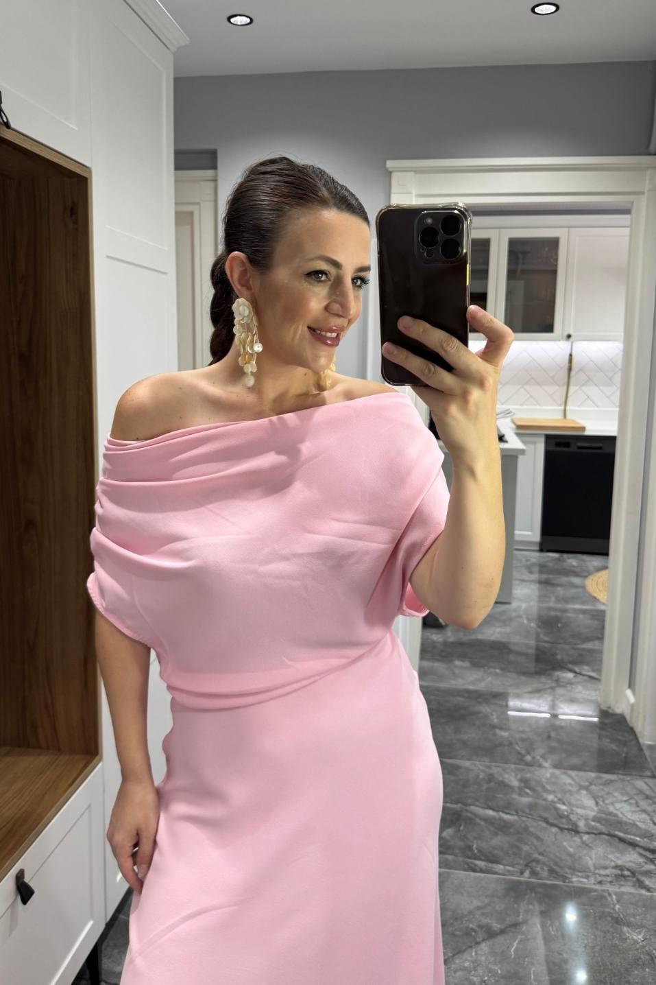 Omuzları Büzgü Detaylı Uzun Elbise Pembe