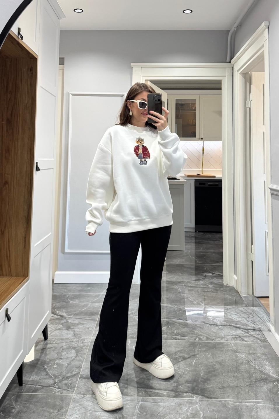 Marka Model Önü Taşlı Figürlü Sweatshirt Ekru