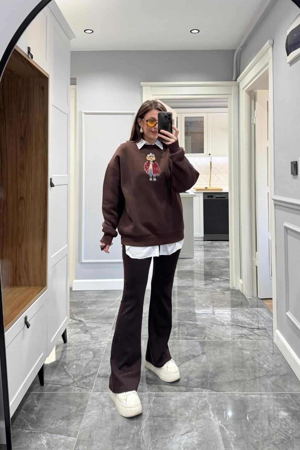 Marka Model Önü Taşlı Figürlü Sweatshirt Kahverengi