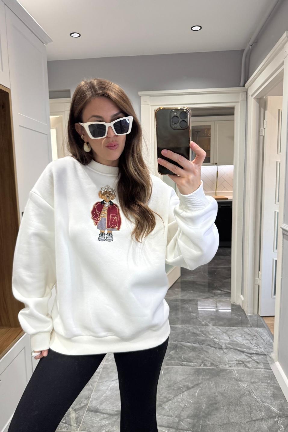 Marka Model Önü Taşlı Figürlü Sweatshirt Ekru