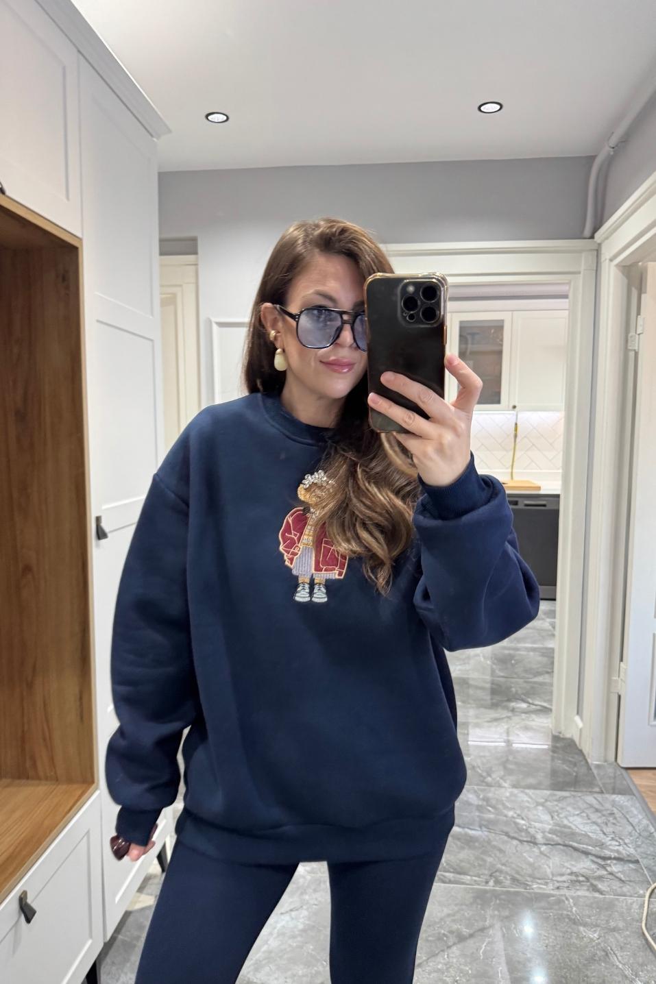 Marka Model Önü Taşlı Figürlü Sweatshirt Lacivert
