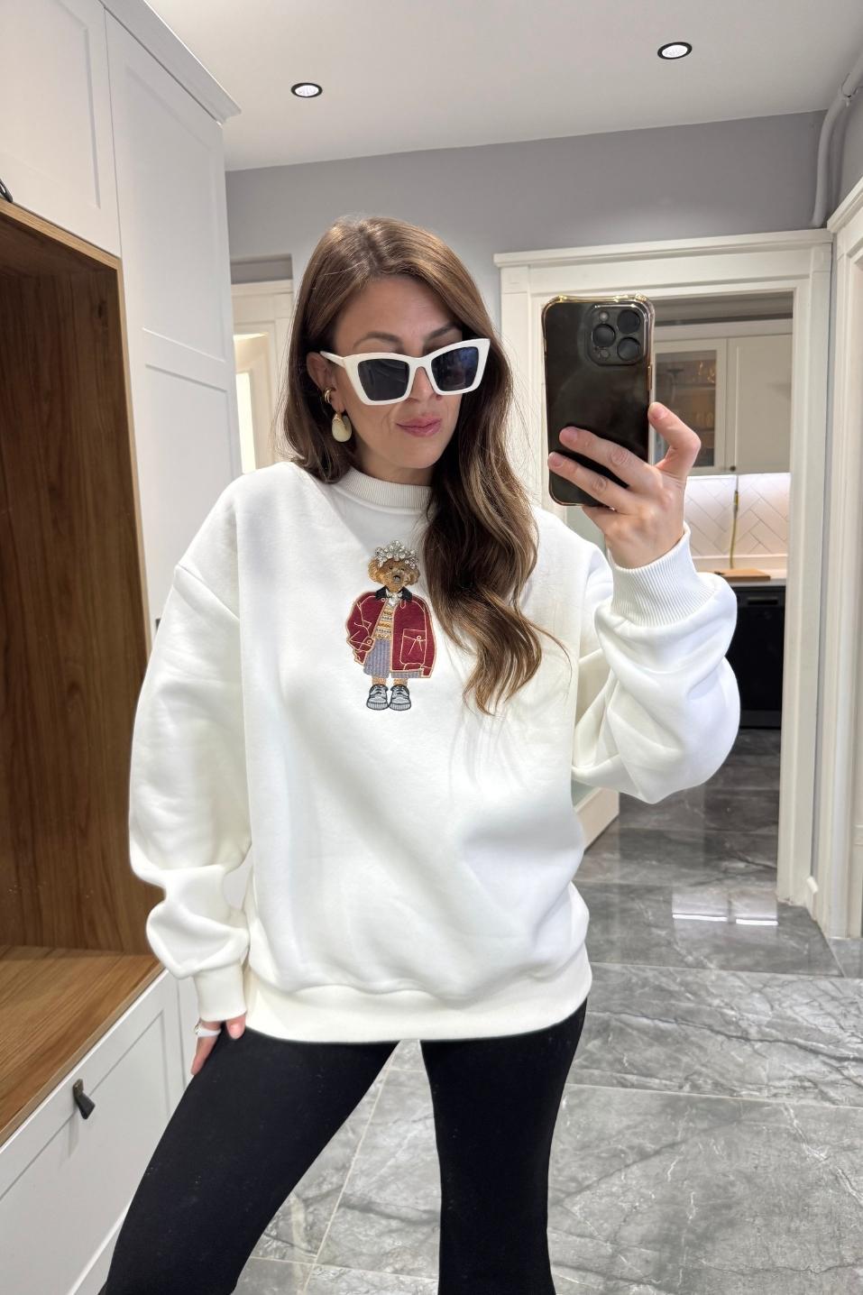 Marka Model Önü Taşlı Figürlü Sweatshirt Ekru
