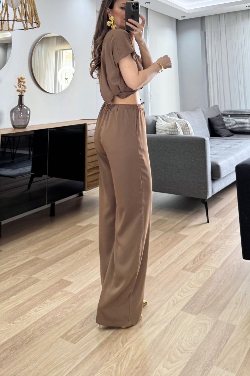 Avelis Gold Aksesuar Detaylı Şık Takım Kahverengi