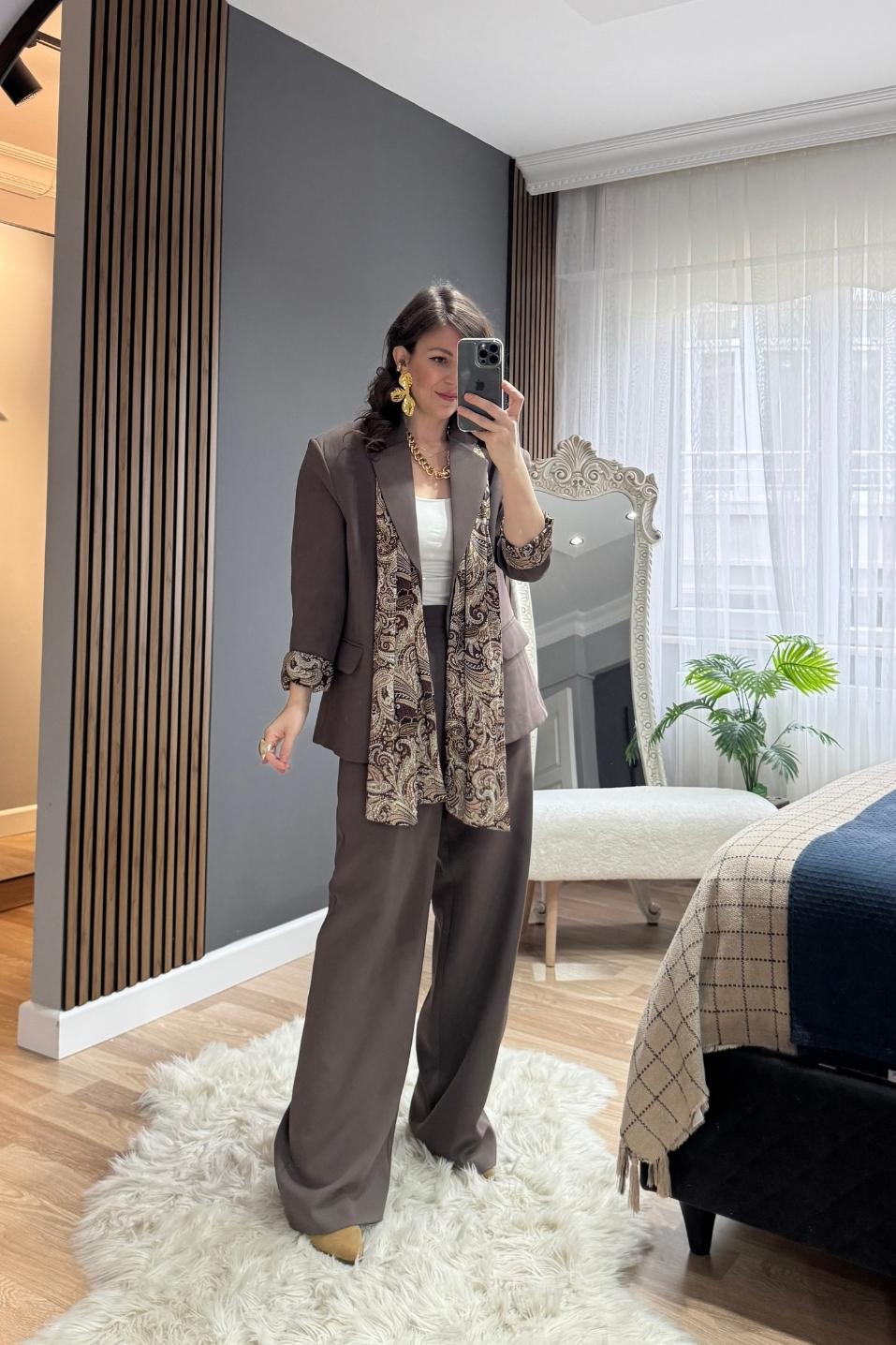 Saten Astarlı Fularlı Ceket Pantolon Takım Kahverengi