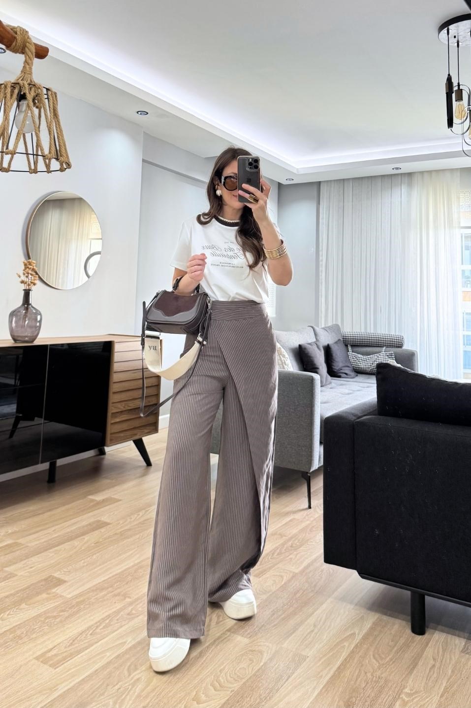 Yaka Detaylı Baskılı Tişört Ekru-Kahve