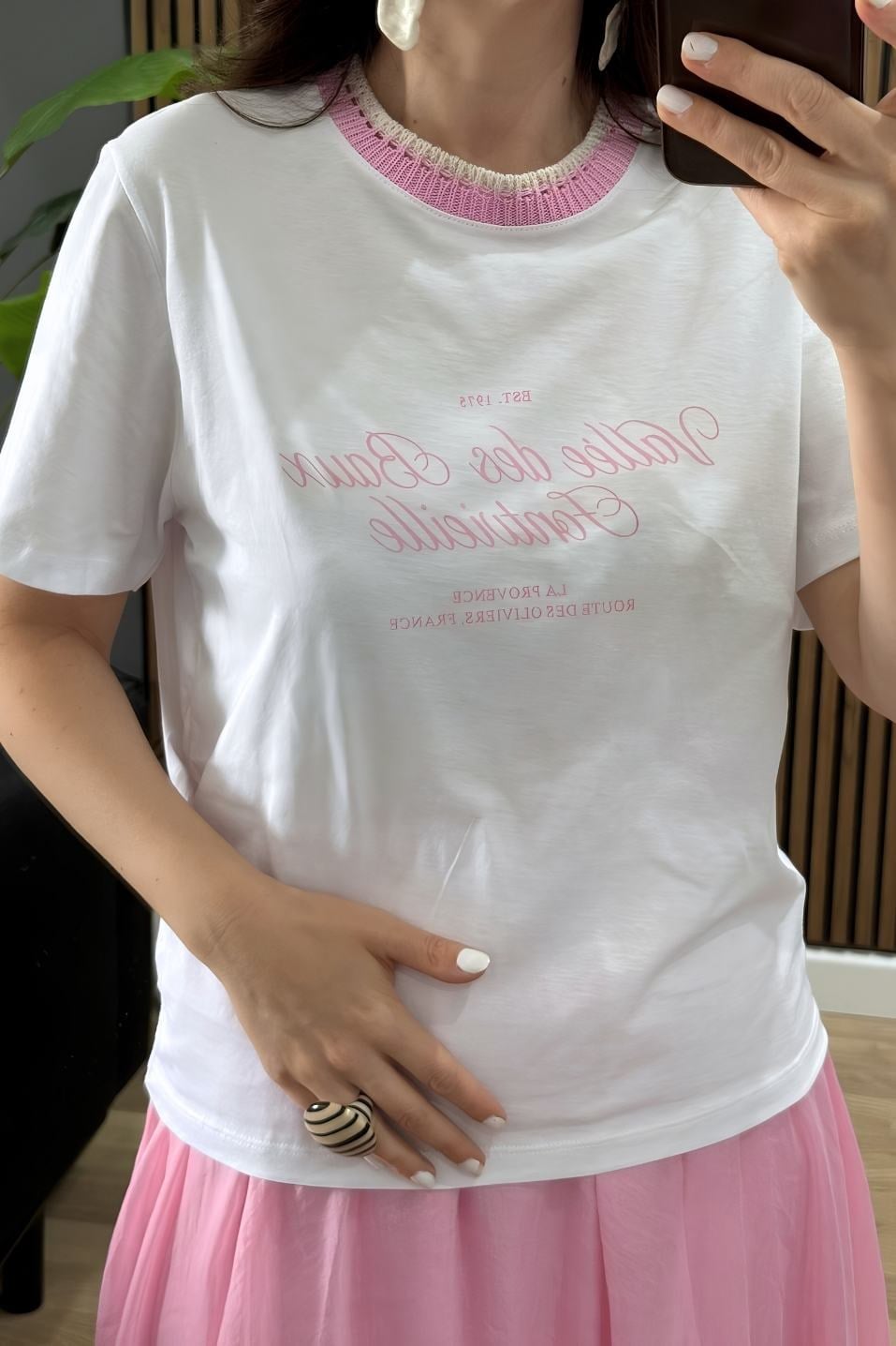 Yaka Detaylı Baskılı Tişört Ekru-Pembe
