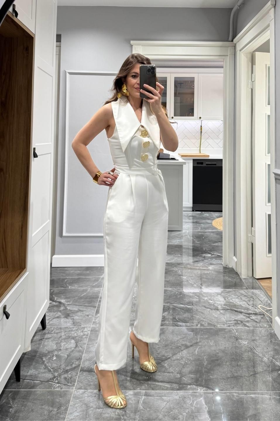 Gold Düğmeli Geniş Yaka Tulum Beyaz