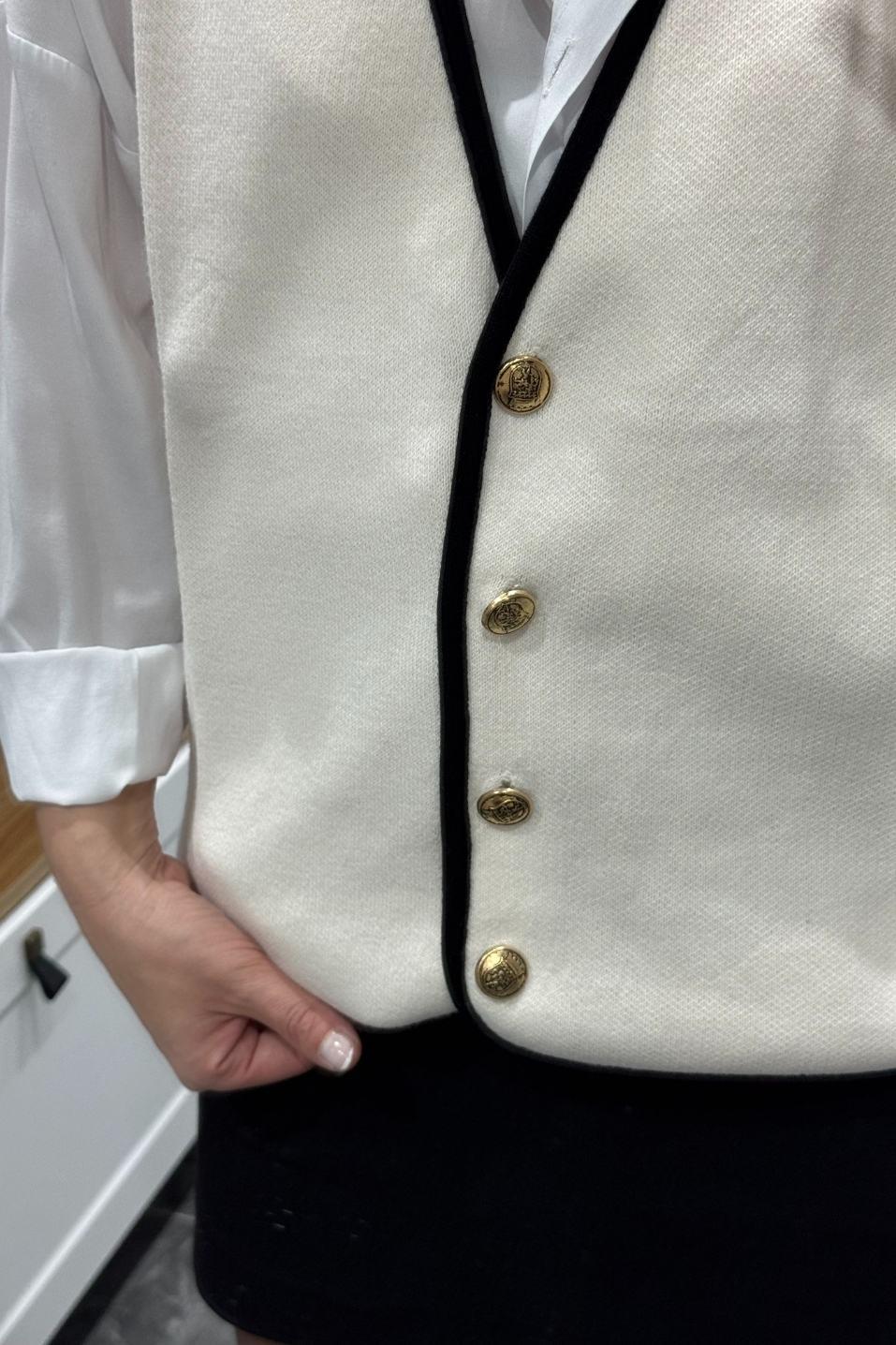 Biyeli Gold Düğmeli Triko Yelek Krem-Siyah