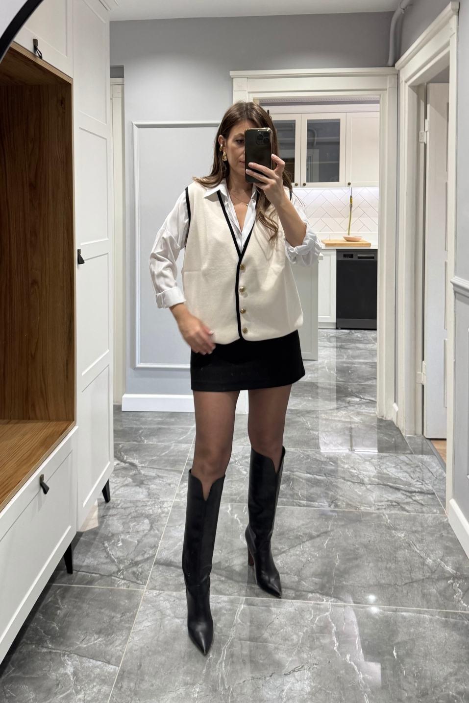 Biyeli Gold Düğmeli Triko Yelek Krem-Siyah