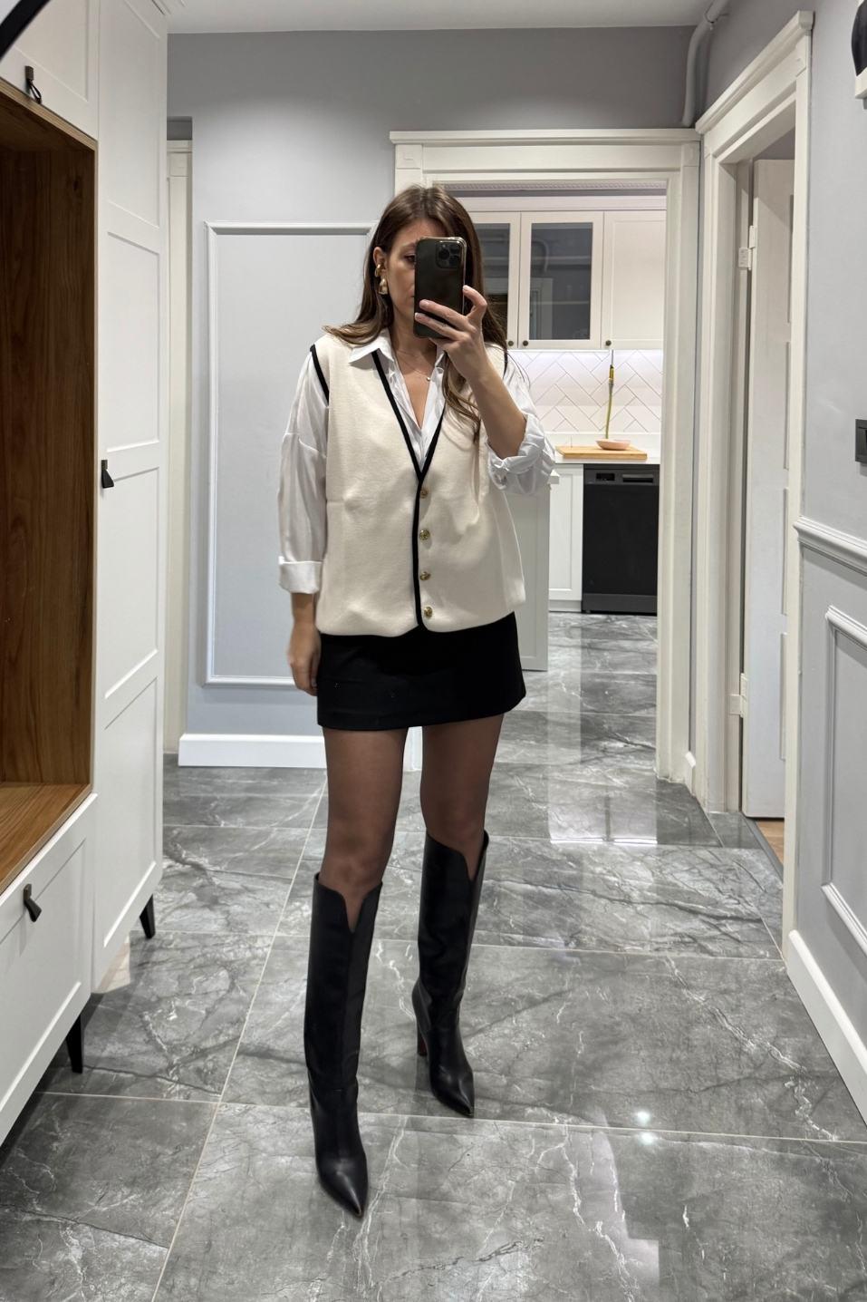 Biyeli Gold Düğmeli Triko Yelek Krem-Siyah