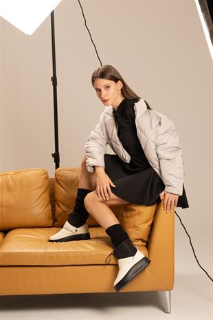 Beyaz-Siyah Tabanlı Kadın Bot