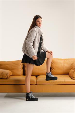 Gri Yüksek Tabanlı Kadın Bot