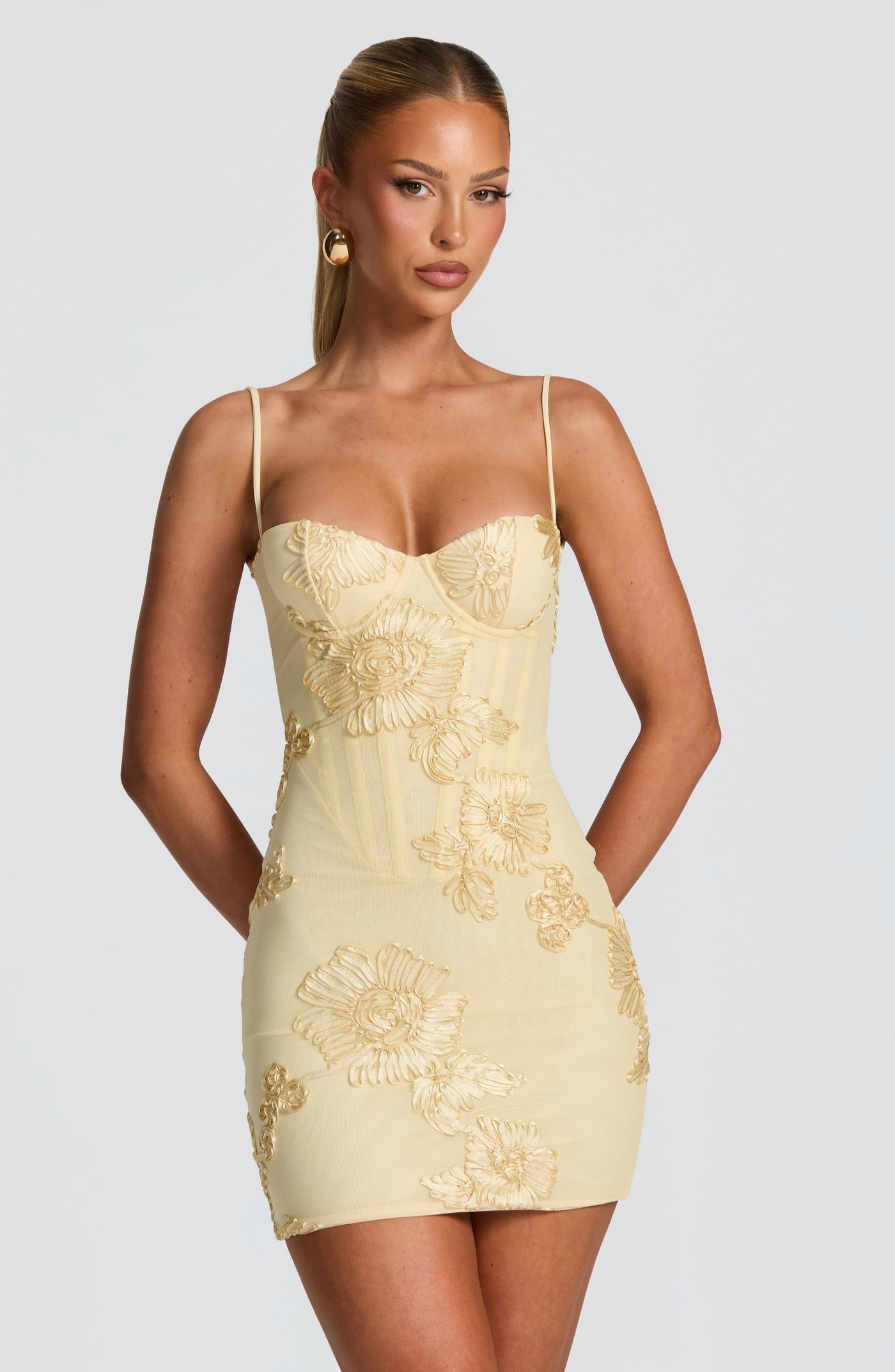Askılı Çiçek Motifli Sarı Mini Elbise