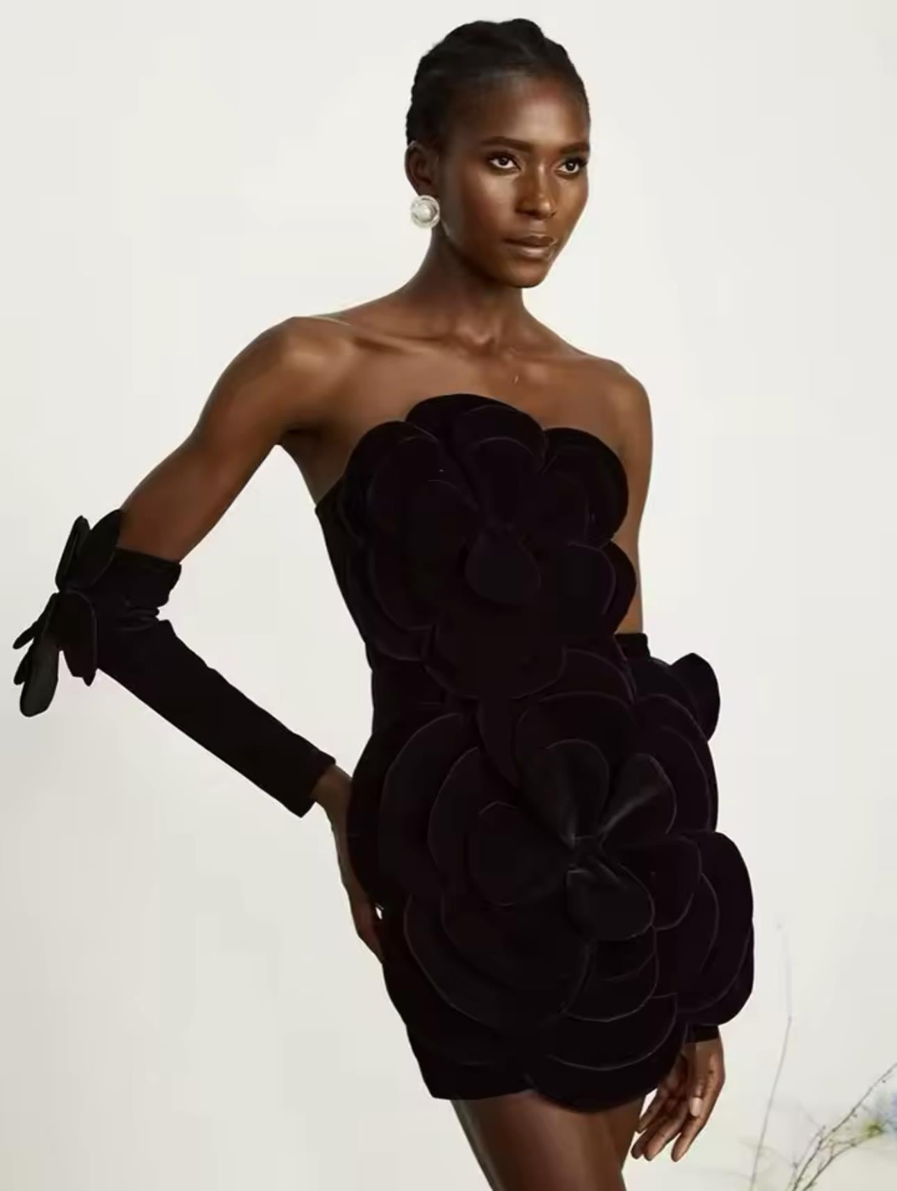 Eldivenli Gül Motifli Kadife Straplez Siyah Mini Elbise