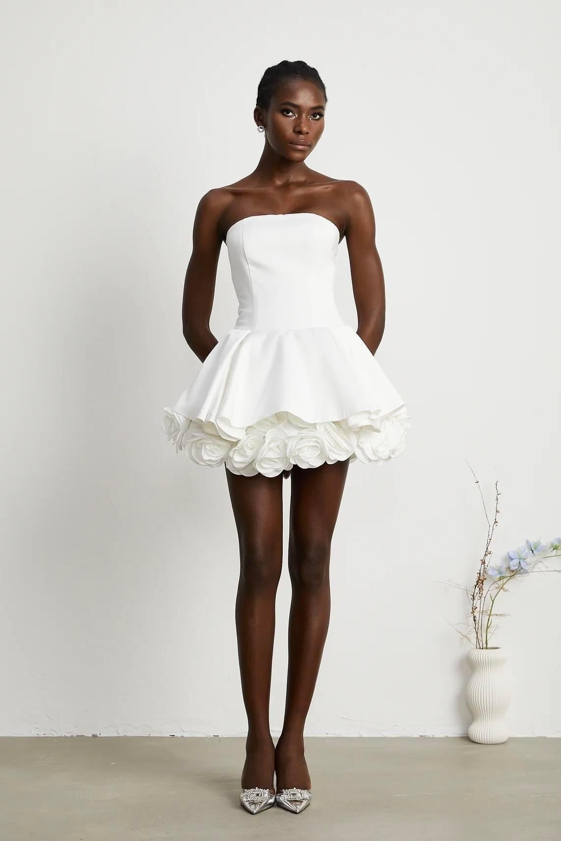 Eteği Güllü Balon Etekli Straplez Beyaz Mini Elbise