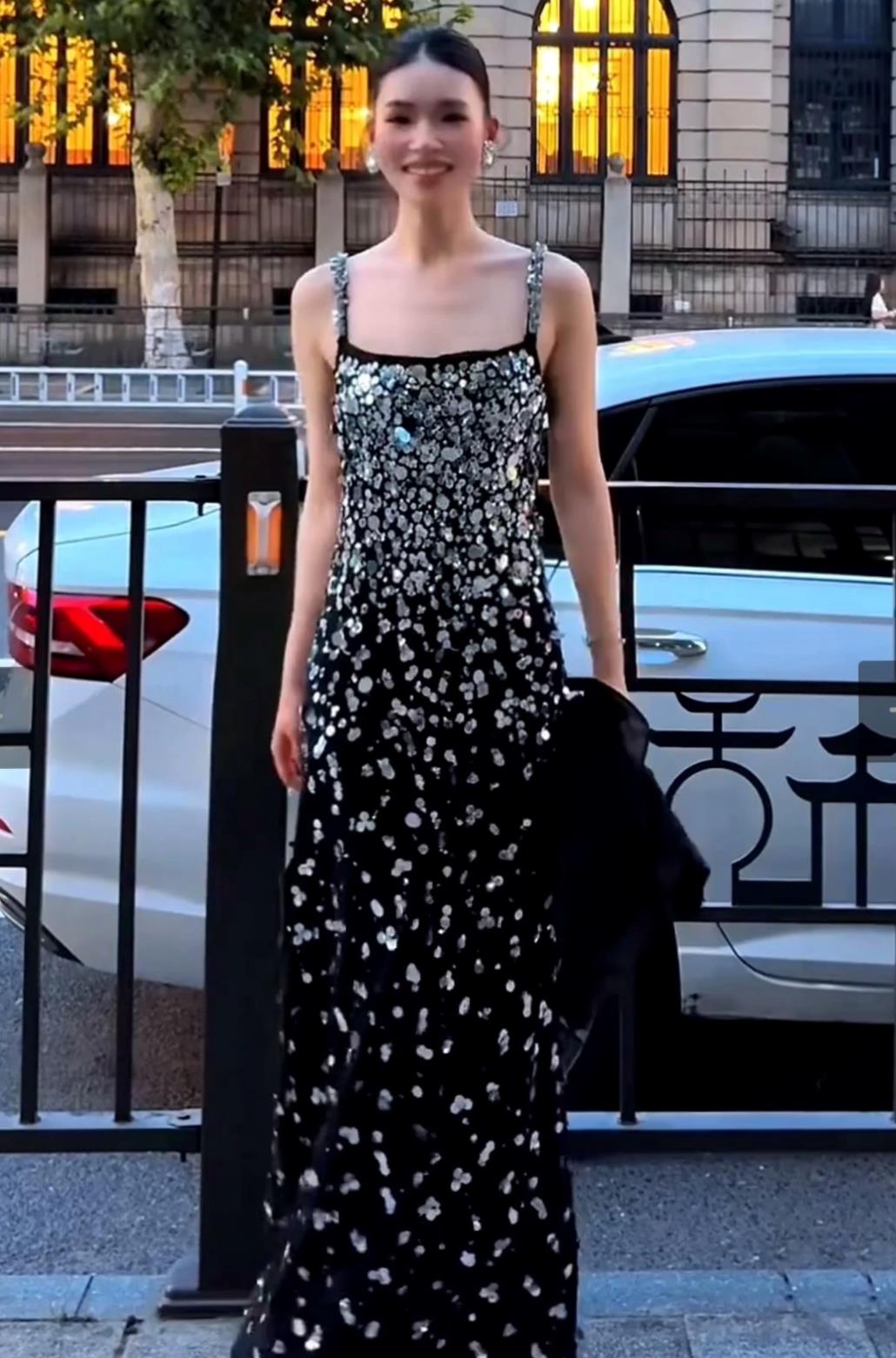 İp Askılı Gümüş Payet Detaylı Maksi Boy Tasarım Elbise