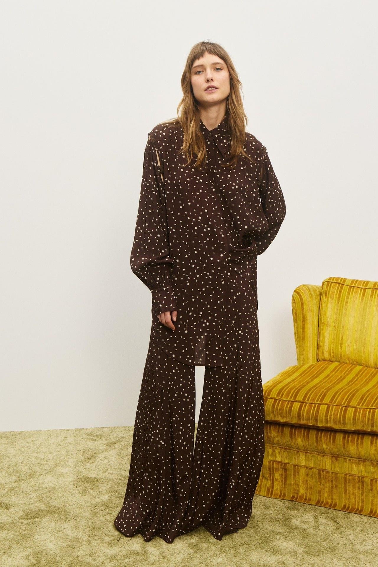 Omzu Düğmeli Açılabilen Yıldız Desenli İpek Kahverengi Premium Gömlek