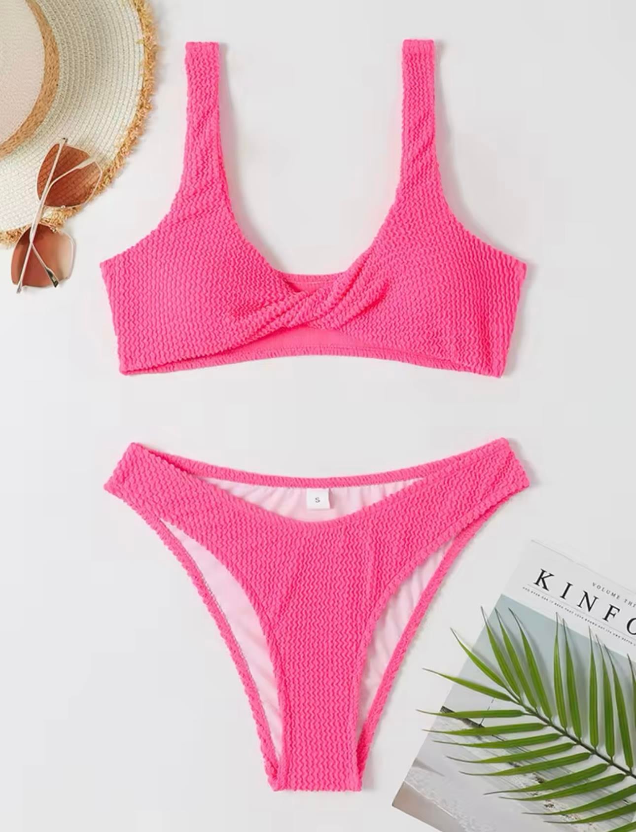 Önü Burgu Detaylı Pembe Bikini Takım