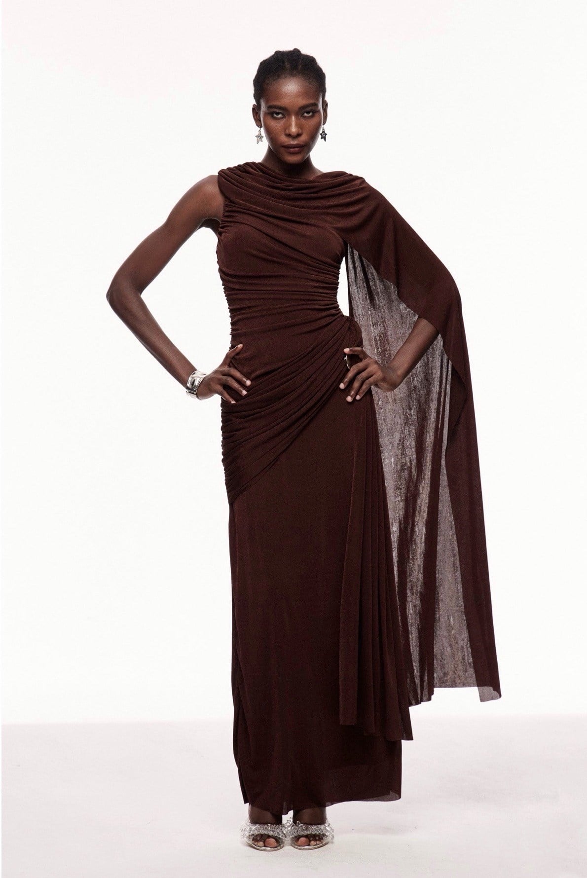 Tokalı Pelerin Detaylı Tek Kollu Drape Kahverengi Tasarım Maksi Elbise