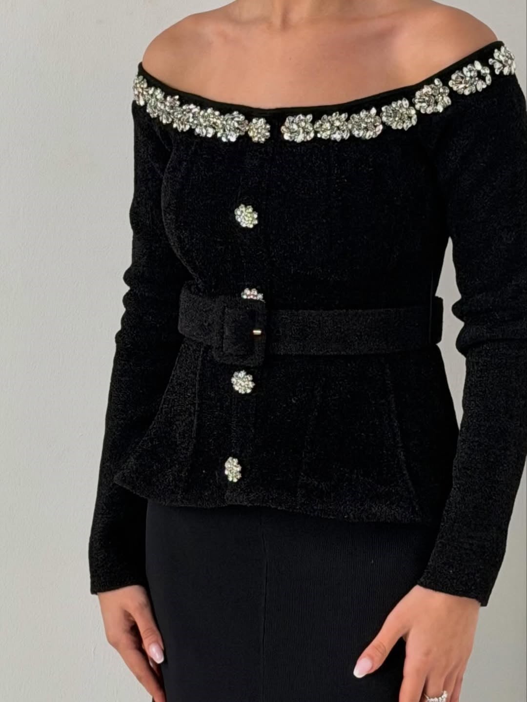 Yakası Kristal Taşlı Madonna Yaka Siyah Bluz